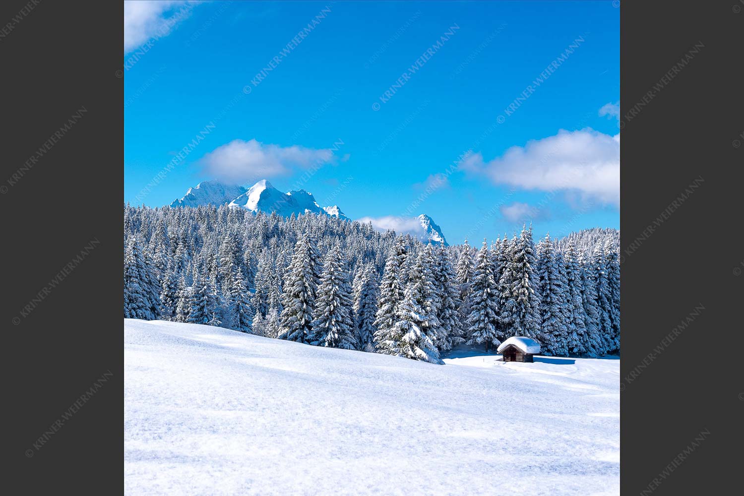 Blick zum Wetterstein mit Alpspitze, Zugspitze und Waxenstein - Winterliche Buckelwiesen II 1:1  -- Hütte im Schnee - mehr Infos bei www.Kriner-Weiermann.de