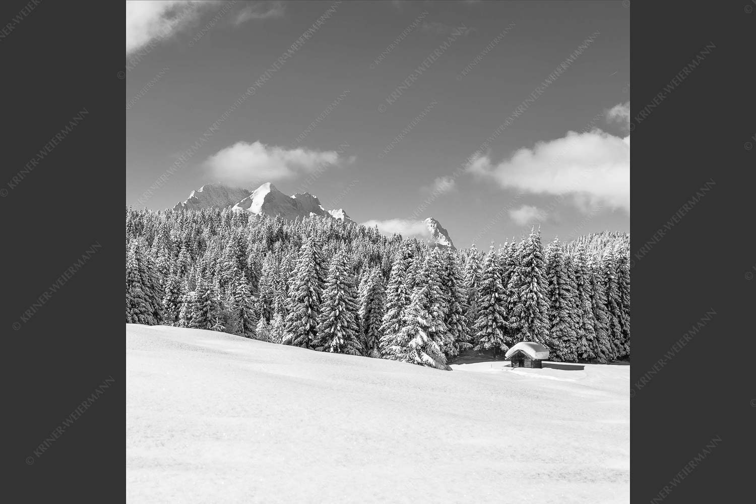 Blick zum Wetterstein mit Alpspitze, Zugspitze und Waxenstein - Winterliche Buckelwiesen II 1:1 sw -- Hütte im Schnee - mehr Infos bei www.Kriner-Weiermann.de