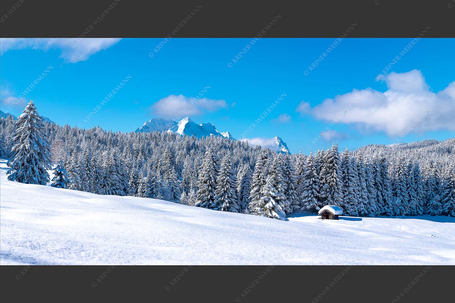 Blick zum Wetterstein mit Alpspitze, Zugspitze und Waxenstein - Winterliche Buckelwiesen II 2:1  -- Hütte im Schnee - mehr Infos bei www.Kriner-Weiermann.de