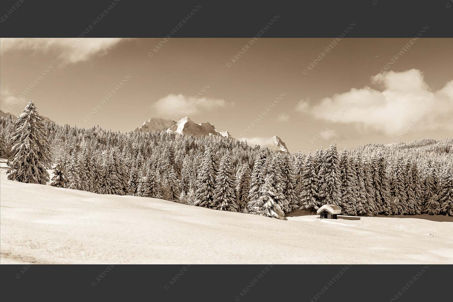 Blick zum Wetterstein mit Alpspitze, Zugspitze und Waxenstein - Winterliche Buckelwiesen II 2:1 sepia -- Hütte im Schnee - mehr Infos bei www.Kriner-Weiermann.de