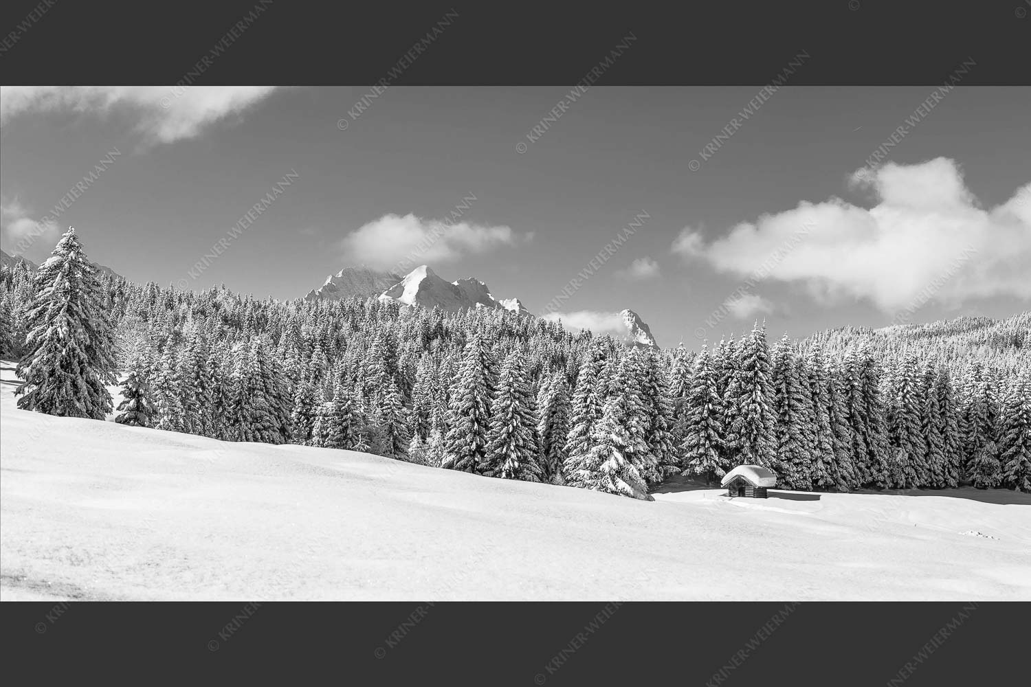 Blick zum Wetterstein mit Alpspitze, Zugspitze und Waxenstein - Winterliche Buckelwiesen II 2:1 sw -- Hütte im Schnee - mehr Infos bei www.Kriner-Weiermann.de