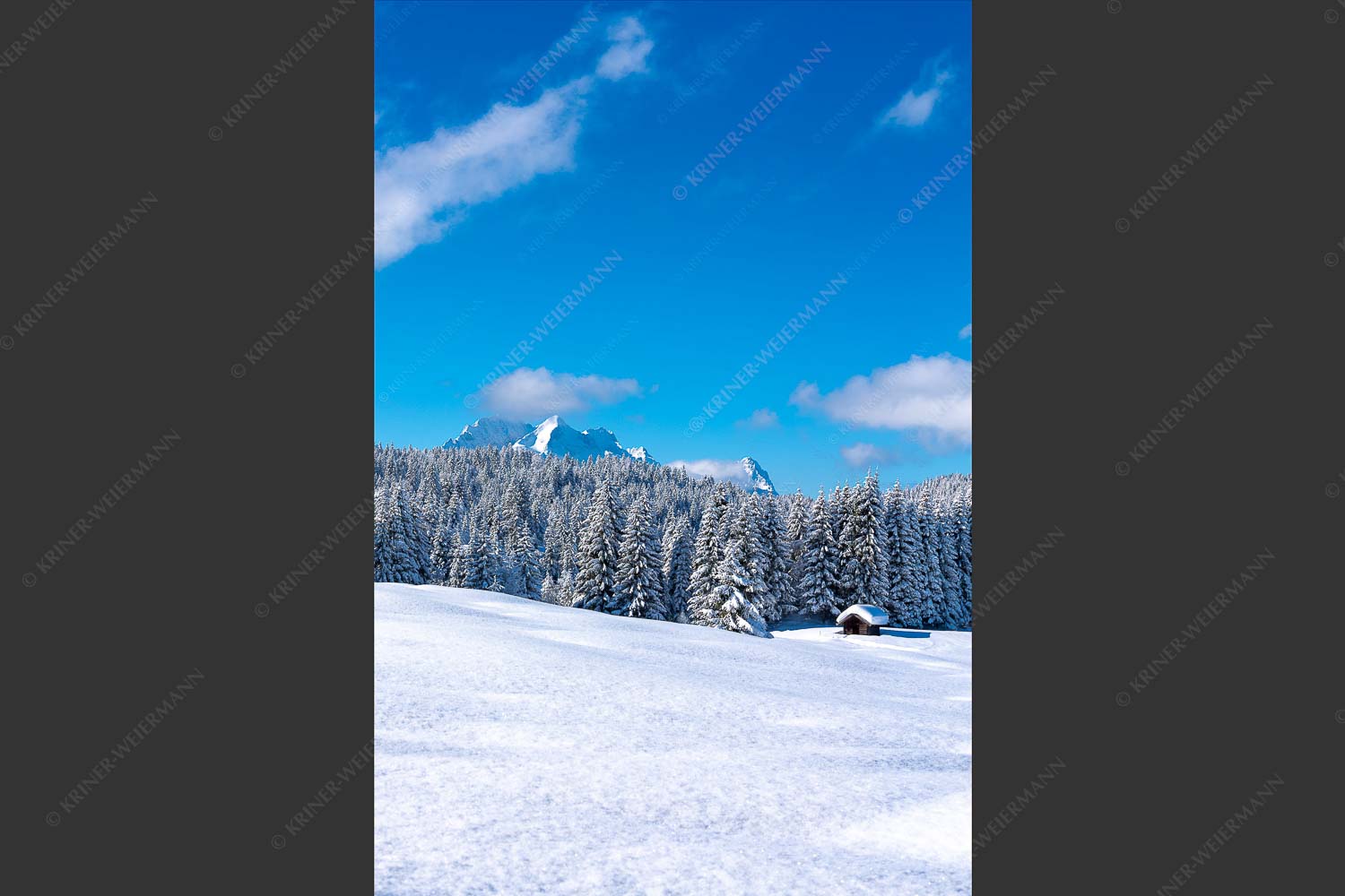 Blick zum Wetterstein mit Alpspitze, Zugspitze und Waxenstein - Winterliche Buckelwiesen II 2:3  -- Hütte im Schnee - mehr Infos bei www.Kriner-Weiermann.de