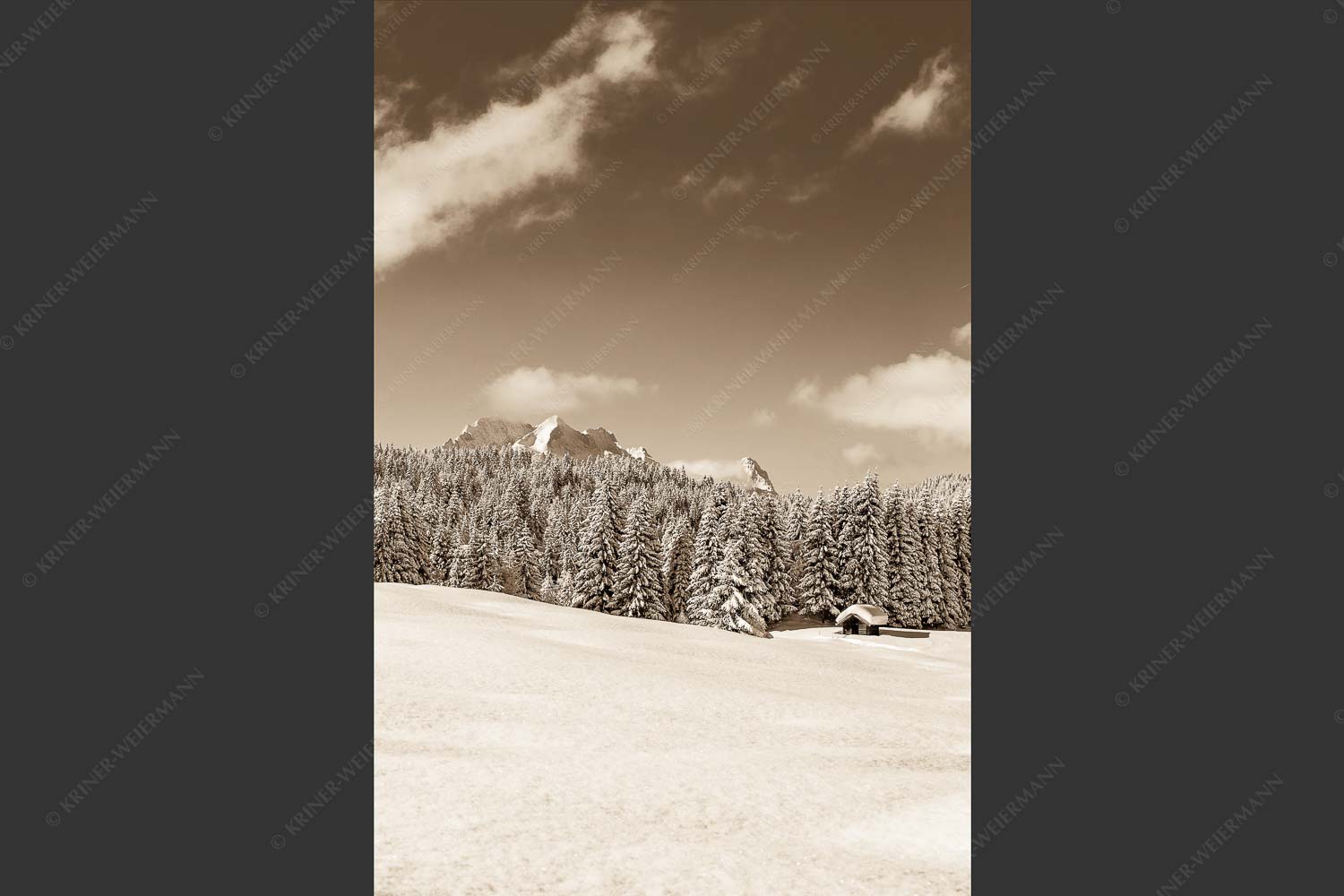 Blick zum Wetterstein mit Alpspitze, Zugspitze und Waxenstein - Winterliche Buckelwiesen II 2:3 sepia -- Hütte im Schnee - mehr Infos bei www.Kriner-Weiermann.de