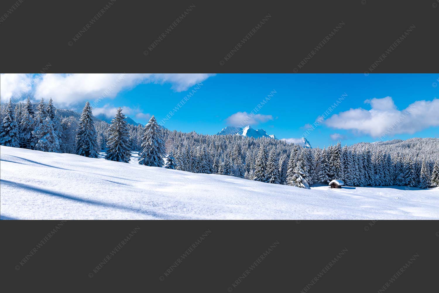 Blick zum Wetterstein mit Alpspitze, Zugspitze und Waxenstein - Winterliche Buckelwiesen II 3:1  -- Hütte im Schnee - mehr Infos bei www.Kriner-Weiermann.de