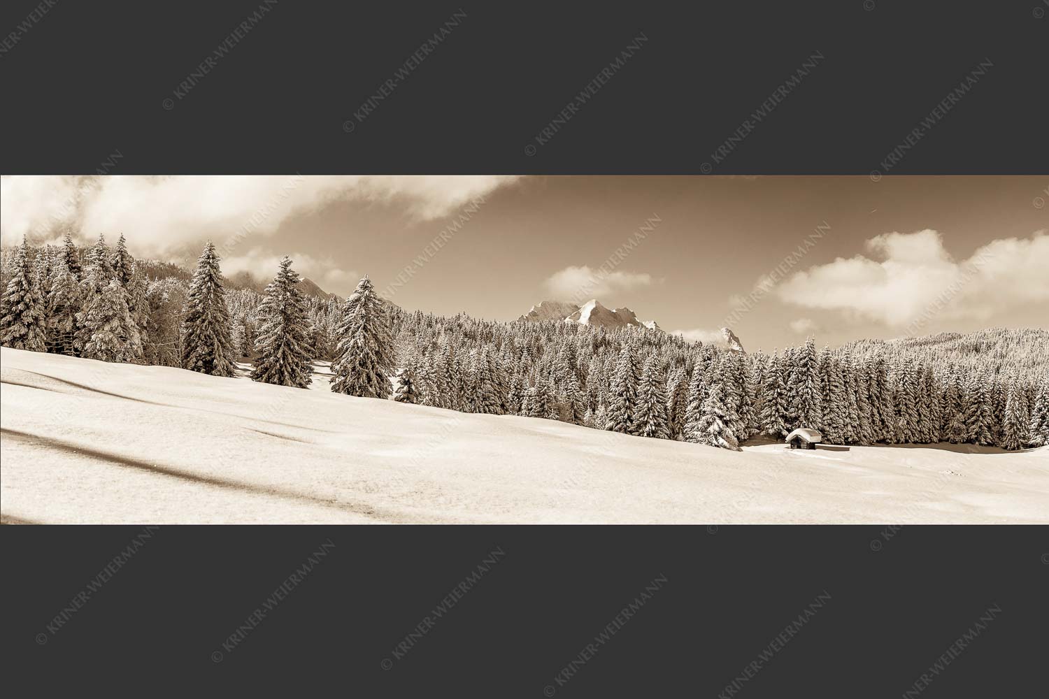 Blick zum Wetterstein mit Alpspitze, Zugspitze und Waxenstein - Winterliche Buckelwiesen II 3:1 sepia -- Hütte im Schnee - mehr Infos bei www.Kriner-Weiermann.de