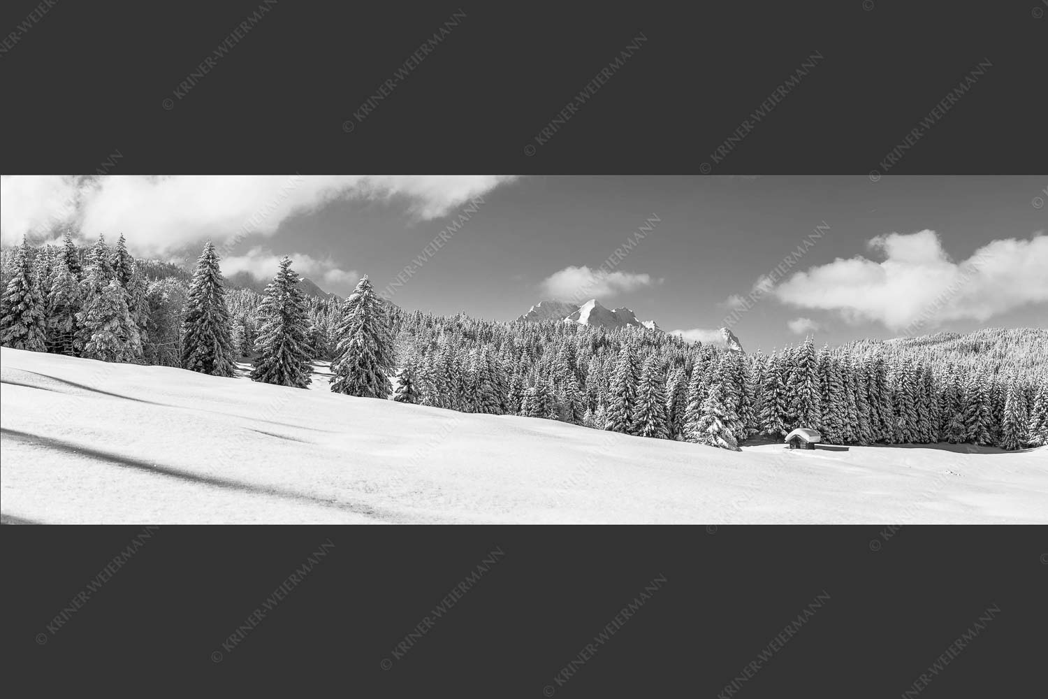 Blick zum Wetterstein mit Alpspitze, Zugspitze und Waxenstein - Winterliche Buckelwiesen II 3:1 sw -- Hütte im Schnee - mehr Infos bei www.Kriner-Weiermann.de