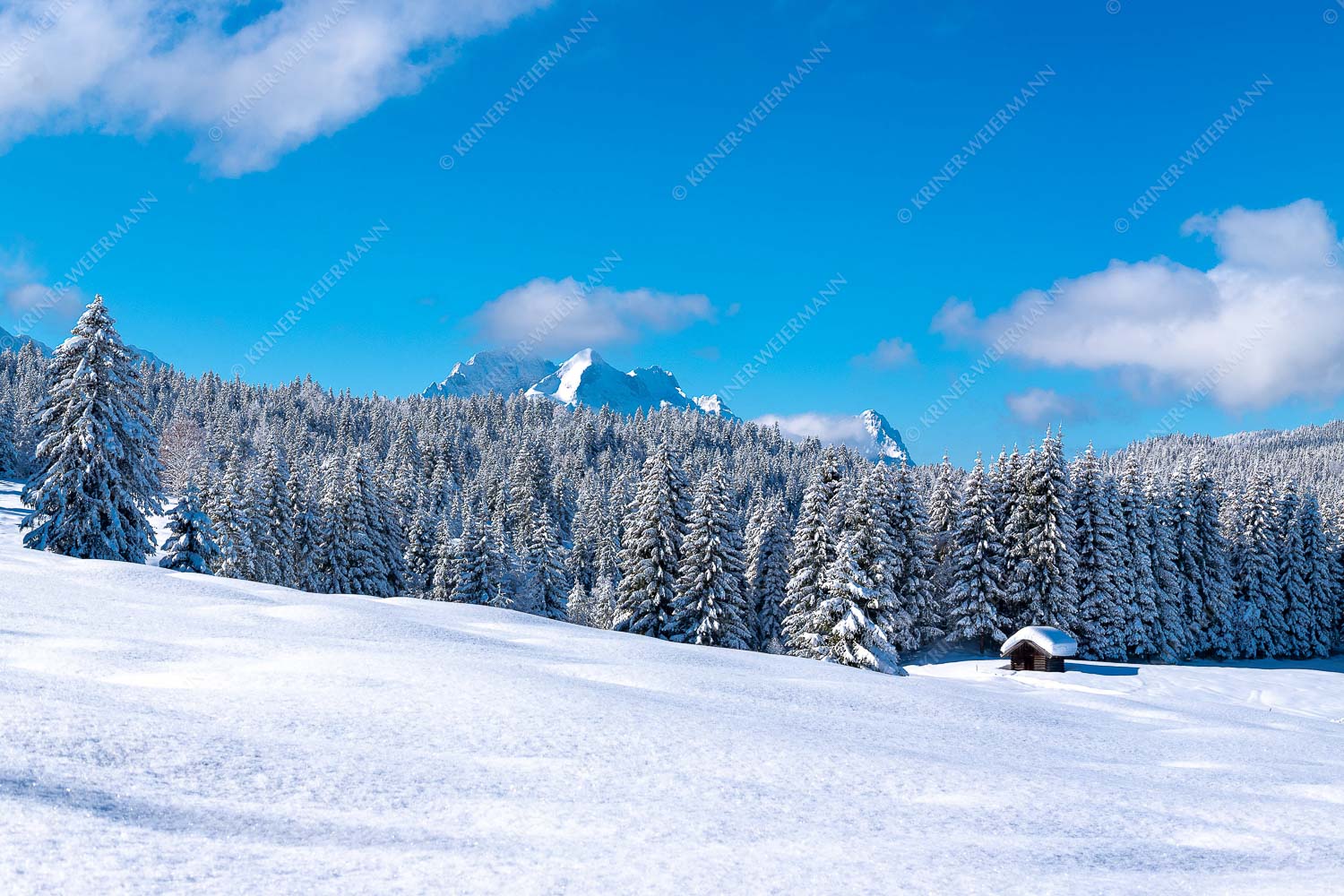 Blick zum Wetterstein mit Alpspitze, Zugspitze und Waxenstein - Winterliche Buckelwiesen II 3:2  -- Hütte im Schnee - mehr Infos bei www.Kriner-Weiermann.de