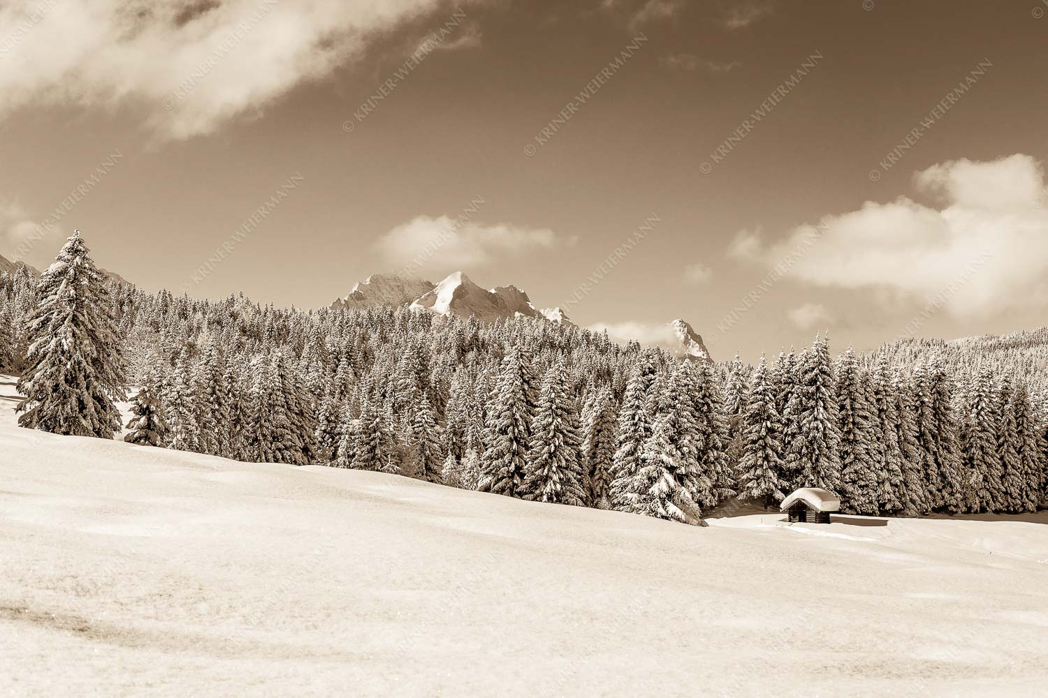 Blick zum Wetterstein mit Alpspitze, Zugspitze und Waxenstein - Winterliche Buckelwiesen II 3:2 sepia -- Hütte im Schnee - mehr Infos bei www.Kriner-Weiermann.de