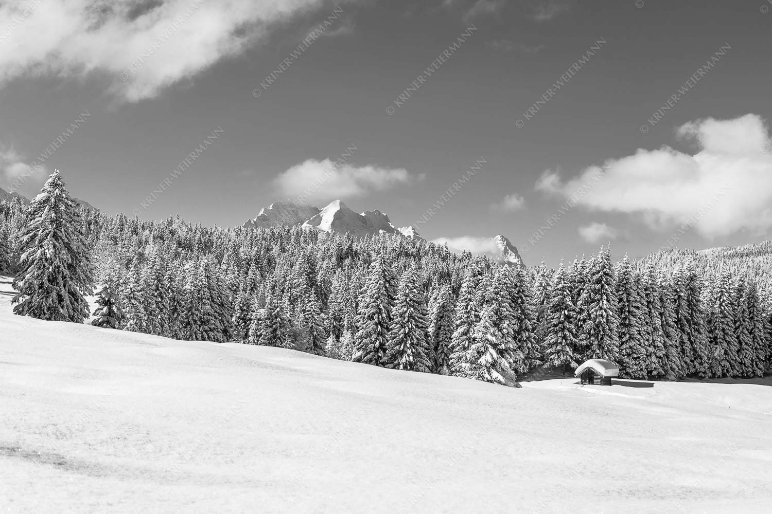 Blick zum Wetterstein mit Alpspitze, Zugspitze und Waxenstein - Winterliche Buckelwiesen II 3:2 sw -- Hütte im Schnee - mehr Infos bei www.Kriner-Weiermann.de