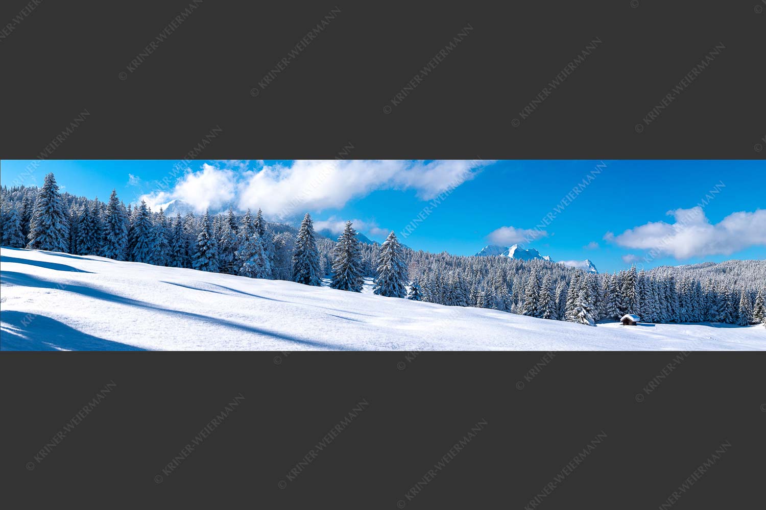 Blick zum Wetterstein mit Alpspitze, Zugspitze und Waxenstein - Winterliche Buckelwiesen II 4:1  -- Hütte im Schnee - mehr Infos bei www.Kriner-Weiermann.de