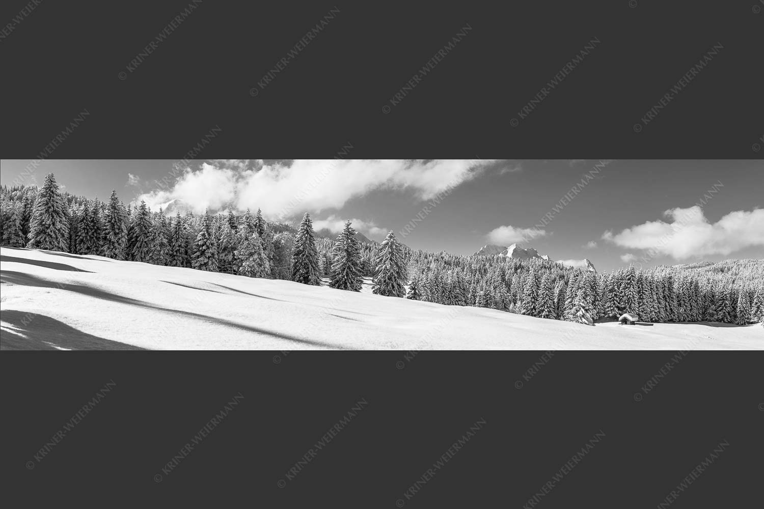Blick zum Wetterstein mit Alpspitze, Zugspitze und Waxenstein - Winterliche Buckelwiesen II 4:1 sw -- Hütte im Schnee - mehr Infos bei www.Kriner-Weiermann.de