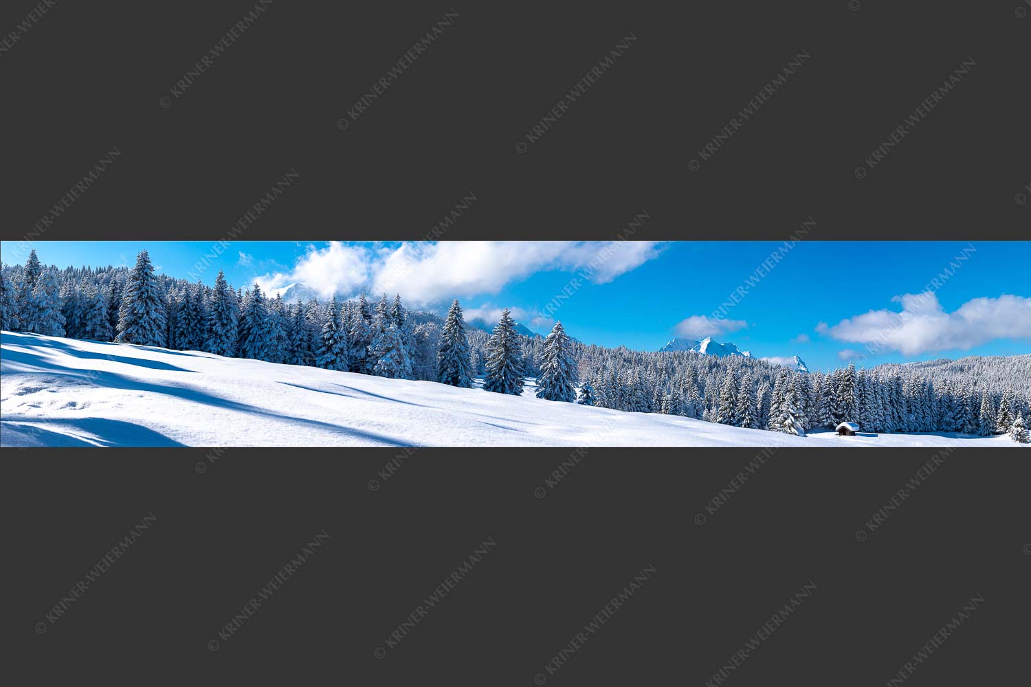 Blick zum Wetterstein mit Alpspitze, Zugspitze und Waxenstein - Winterliche Buckelwiesen II 5:1  -- Hütte im Schnee - mehr Infos bei www.Kriner-Weiermann.de