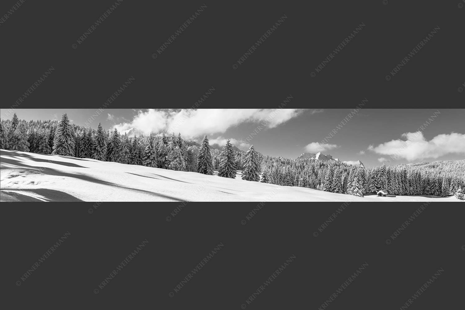 Blick zum Wetterstein mit Alpspitze, Zugspitze und Waxenstein - Winterliche Buckelwiesen II 5:1 sw -- Hütte im Schnee - mehr Infos bei www.Kriner-Weiermann.de