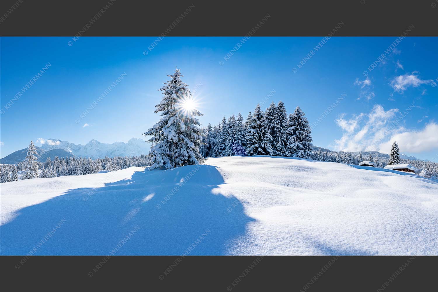 Verschneite Winterlandschaft mit Karwendel im Hintergrund - Winterliche Buckelwiesen 2:1  -- Schnee Karwendel - mehr Infos bei www.Kriner-Weiermann.de