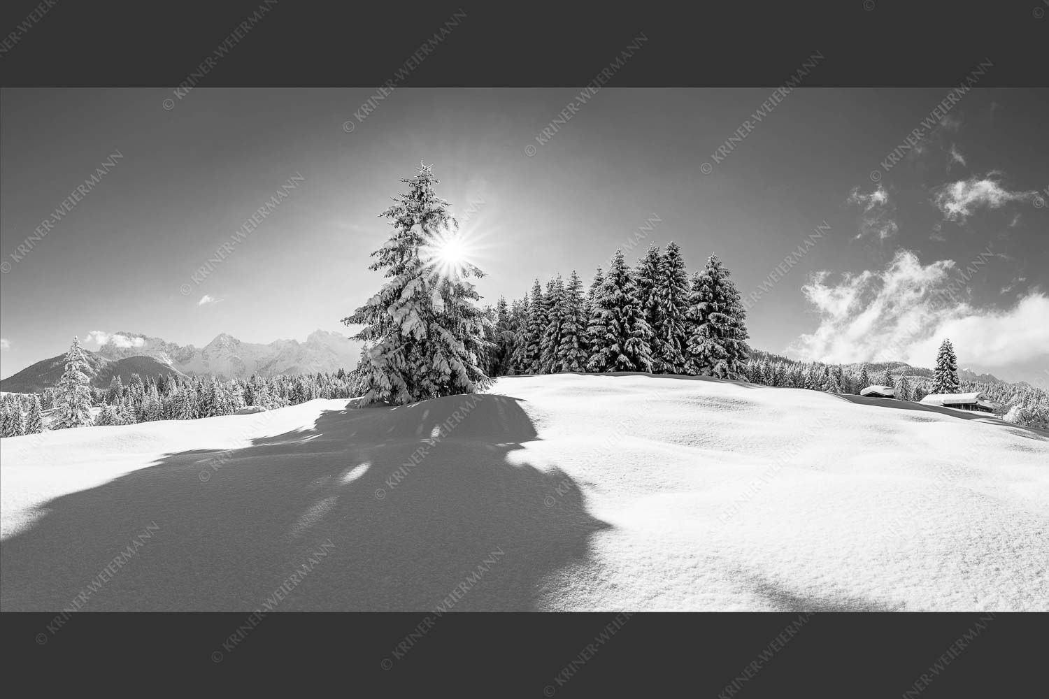 Verschneite Winterlandschaft mit Karwendel im Hintergrund - Winterliche Buckelwiesen 2:1 sw -- Schnee Karwendel - mehr Infos bei www.Kriner-Weiermann.de