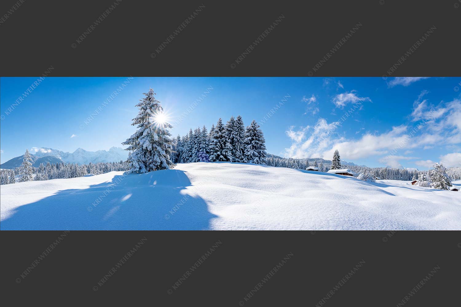 Verschneite Winterlandschaft mit Karwendel im Hintergrund - Winterliche Buckelwiesen 3:1  -- Schnee Karwendel - mehr Infos bei www.Kriner-Weiermann.de