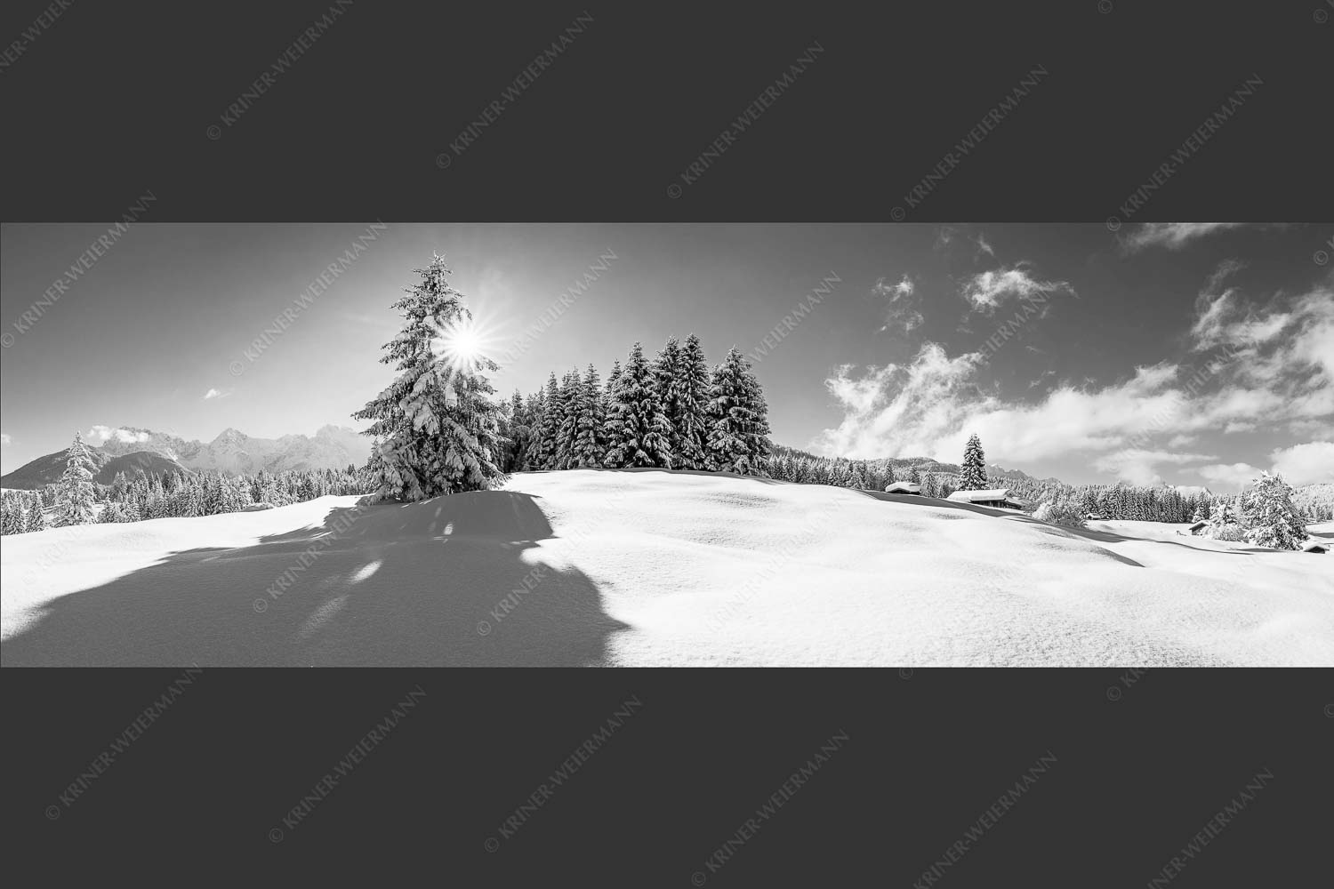 Verschneite Winterlandschaft mit Karwendel im Hintergrund - Winterliche Buckelwiesen 3:1 sw -- Schnee Karwendel - mehr Infos bei www.Kriner-Weiermann.de