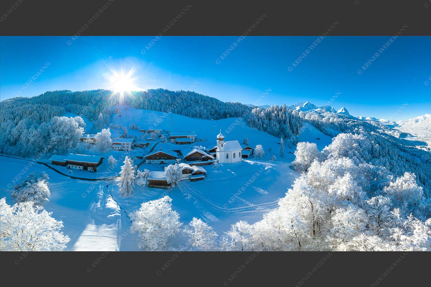 Blick über Wamberg zum Zugspitzmassiv - Winterliches Wamberg II 2:1  -- Kirche Sankt Anna mit Schnee - mehr Infos bei www.Kriner-Weiermann.de