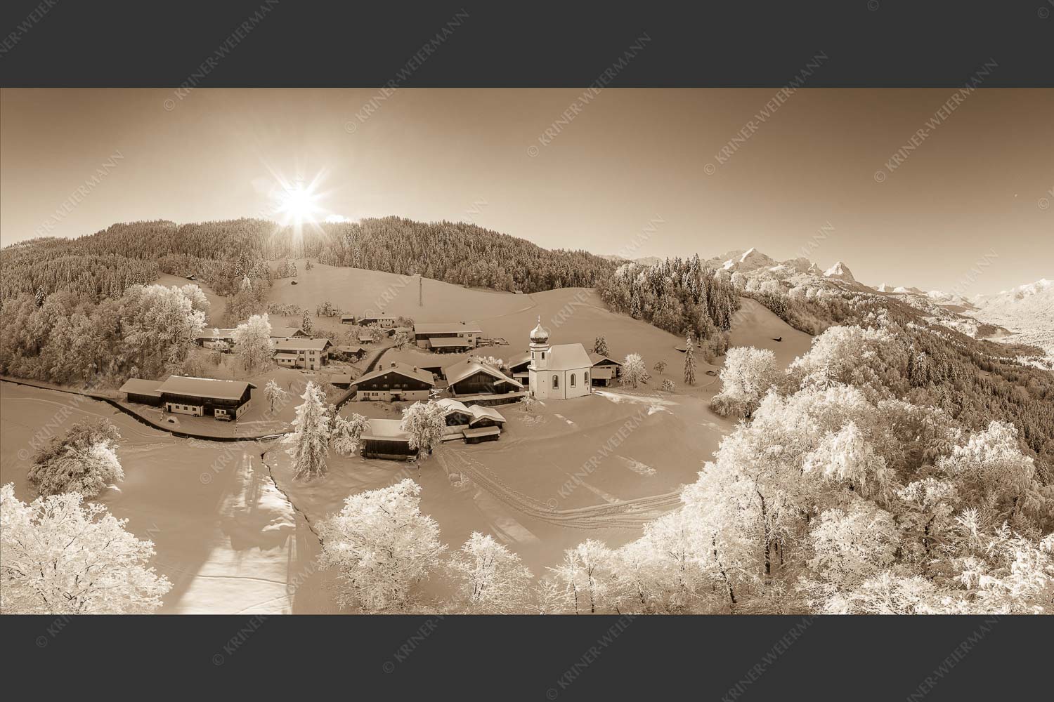 Blick über Wamberg zum Zugspitzmassiv - Winterliches Wamberg II 2:1 sepia -- Kirche Sankt Anna mit Schnee - mehr Infos bei www.Kriner-Weiermann.de
