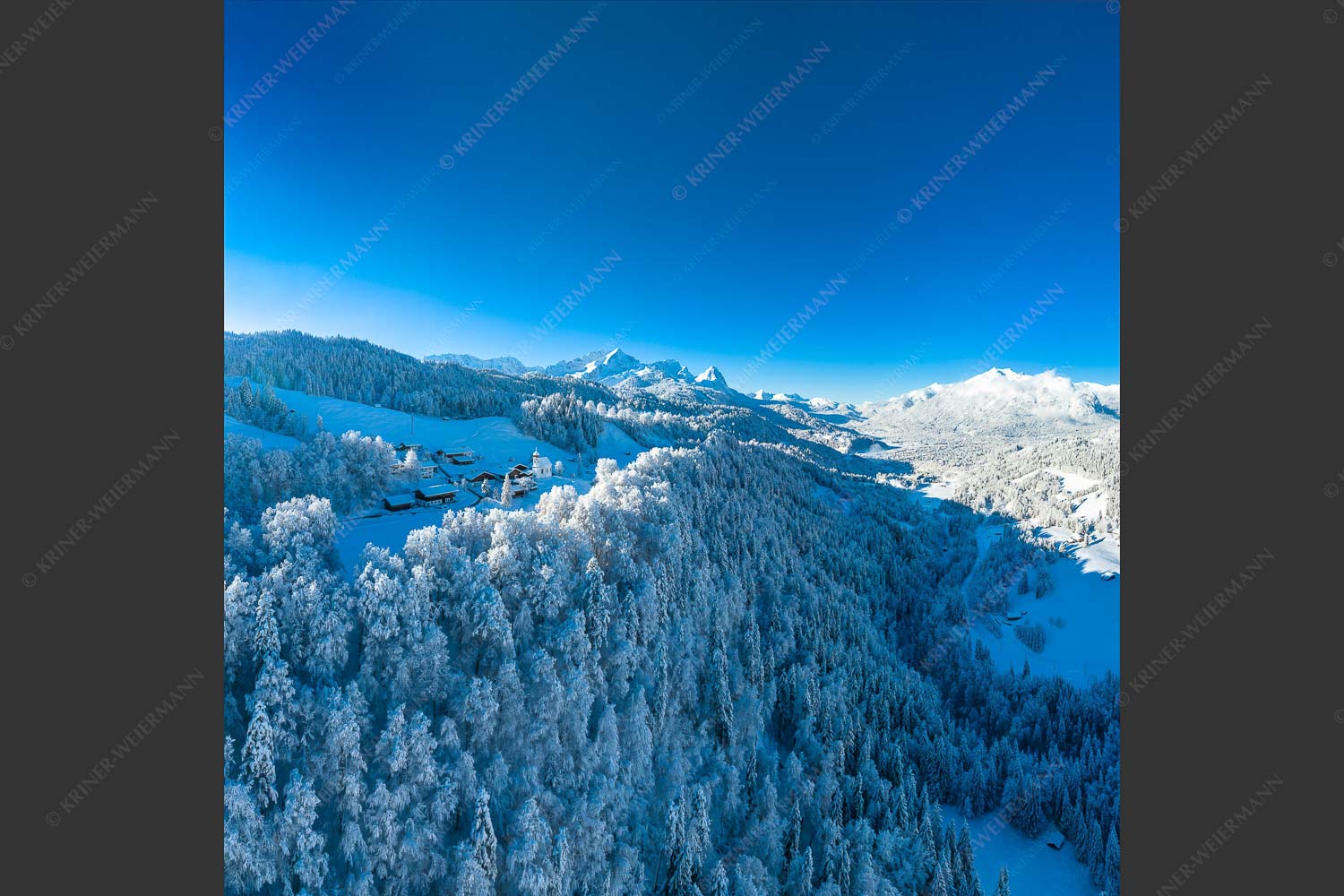 Blick über Wamberg zum Zugspitzmassiv und Garmisch-Partenkirchen - Winterliches Wamberg III 1:1  -- Garmisch-Partenkirchen - mehr Infos bei www.Kriner-Weiermann.de