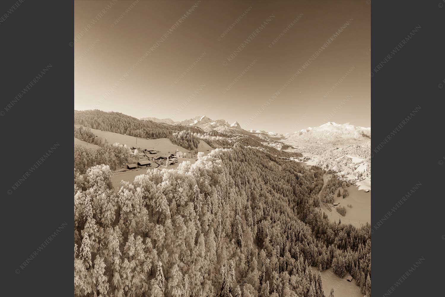Blick über Wamberg zum Zugspitzmassiv und Garmisch-Partenkirchen - Winterliches Wamberg III 1:1 sepia -- Garmisch-Partenkirchen - mehr Infos bei www.Kriner-Weiermann.de