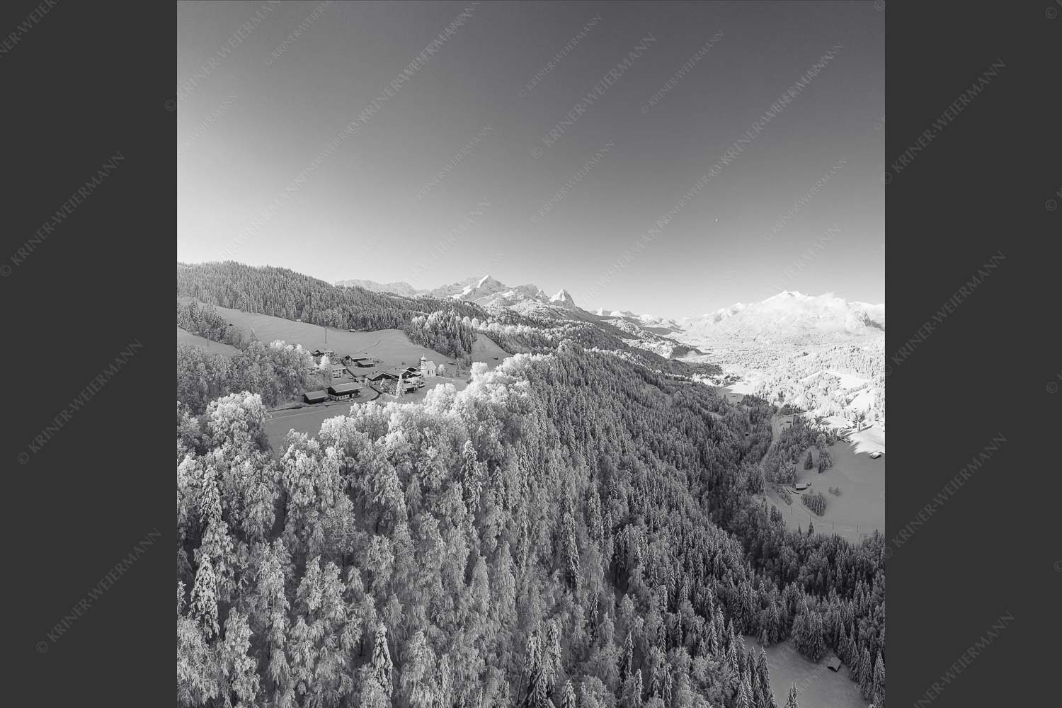 Blick über Wamberg zum Zugspitzmassiv und Garmisch-Partenkirchen - Winterliches Wamberg III 1:1 sw -- Garmisch-Partenkirchen - mehr Infos bei www.Kriner-Weiermann.de