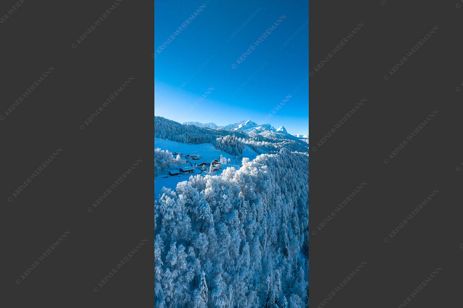 Blick über Wamberg zum Zugspitzmassiv und Garmisch-Partenkirchen - Winterliches Wamberg III 1:2  -- Garmisch-Partenkirchen - mehr Infos bei www.Kriner-Weiermann.de
