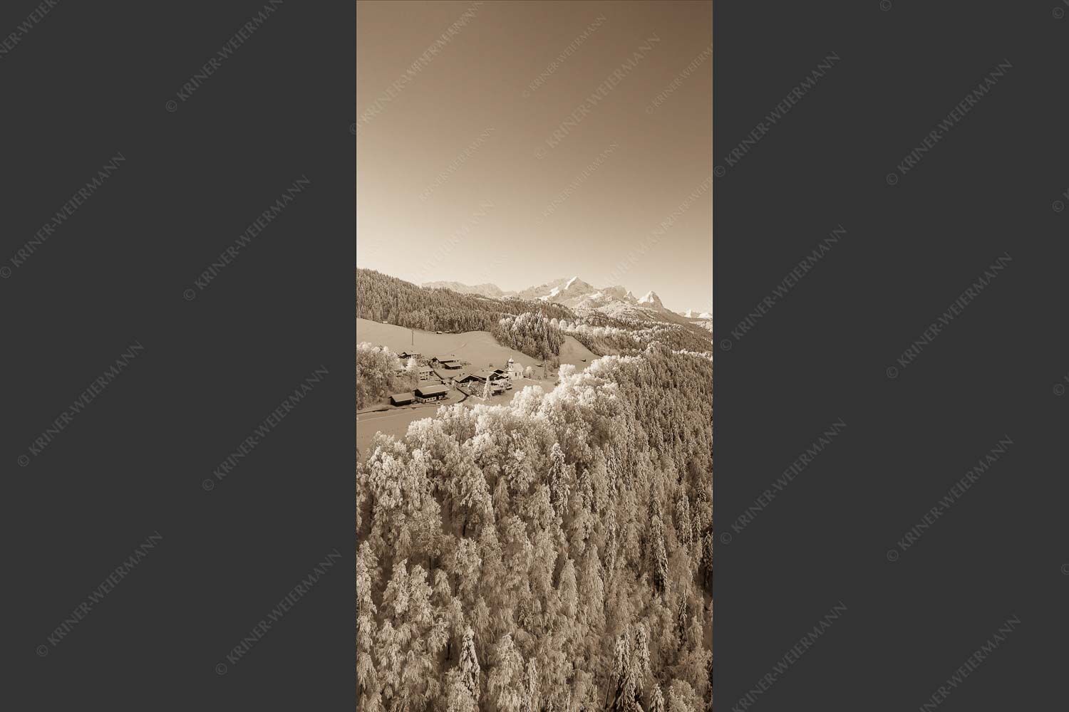 Blick über Wamberg zum Zugspitzmassiv und Garmisch-Partenkirchen - Winterliches Wamberg III 1:2 sepia -- Garmisch-Partenkirchen - mehr Infos bei www.Kriner-Weiermann.de
