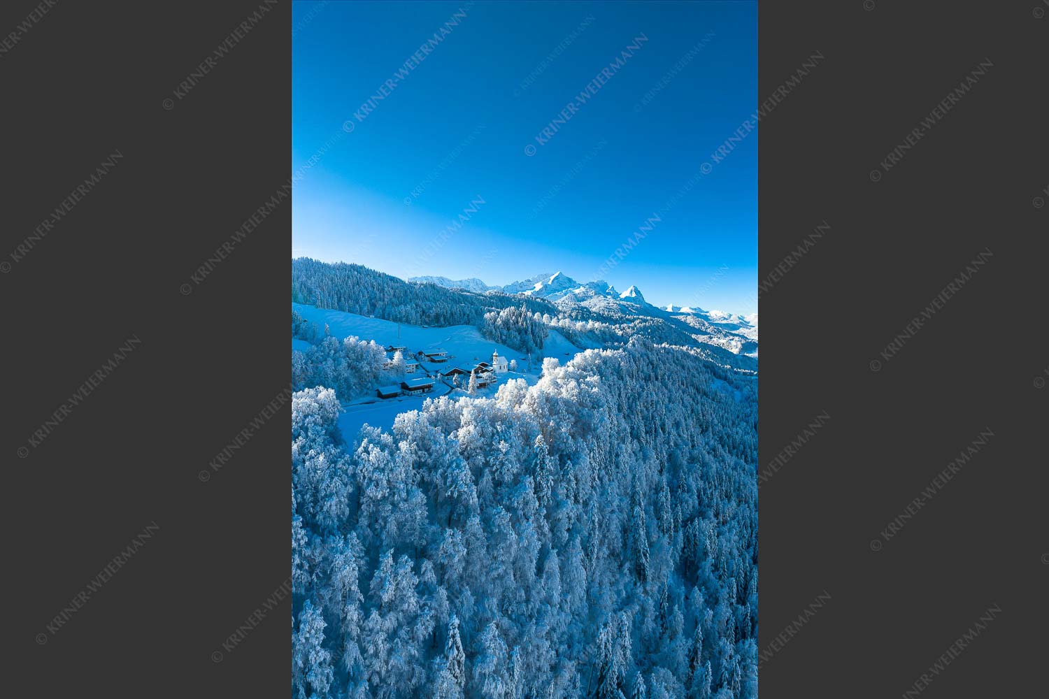 Blick über Wamberg zum Zugspitzmassiv und Garmisch-Partenkirchen - Winterliches Wamberg III 2:3  -- Garmisch-Partenkirchen - mehr Infos bei www.Kriner-Weiermann.de