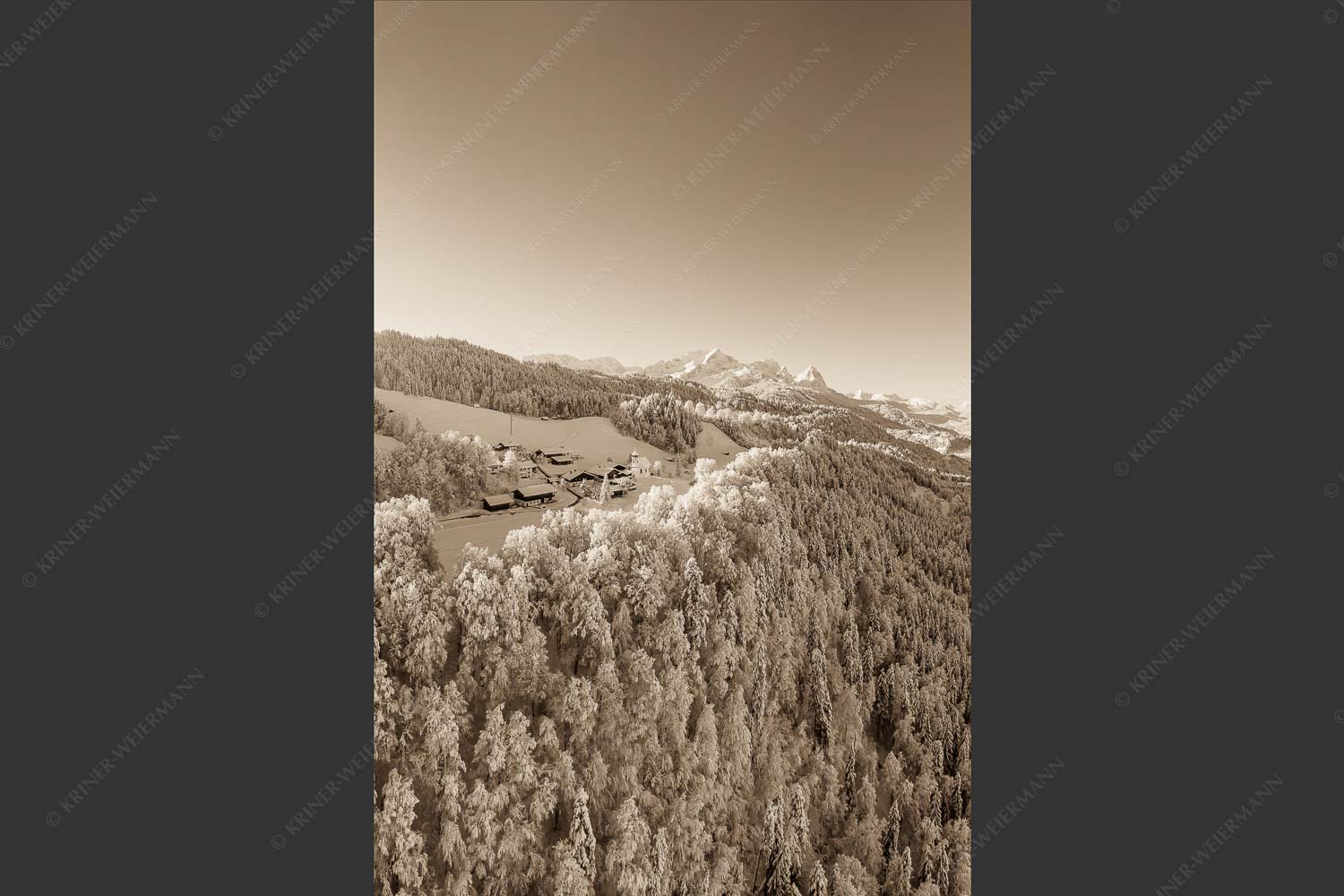 Blick über Wamberg zum Zugspitzmassiv und Garmisch-Partenkirchen - Winterliches Wamberg III 2:3 sepia -- Garmisch-Partenkirchen - mehr Infos bei www.Kriner-Weiermann.de