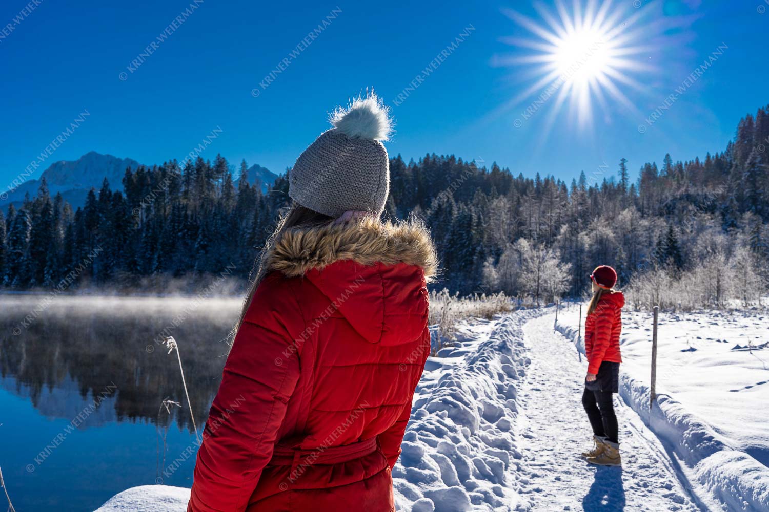 Spazieren am Barmsee im Winter - Winterwandern am See3 3:2  -- Barmsee mit Schnee - mehr Infos bei www.Kriner-Weiermann.de