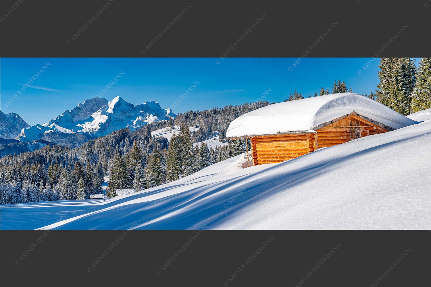 Wiesmahdstadel mit Zugspitzmassiv - Winterwiesmahd Elmau 2,5:1  -- Heustadel im Schnee - mehr Infos bei www.Kriner-Weiermann.de