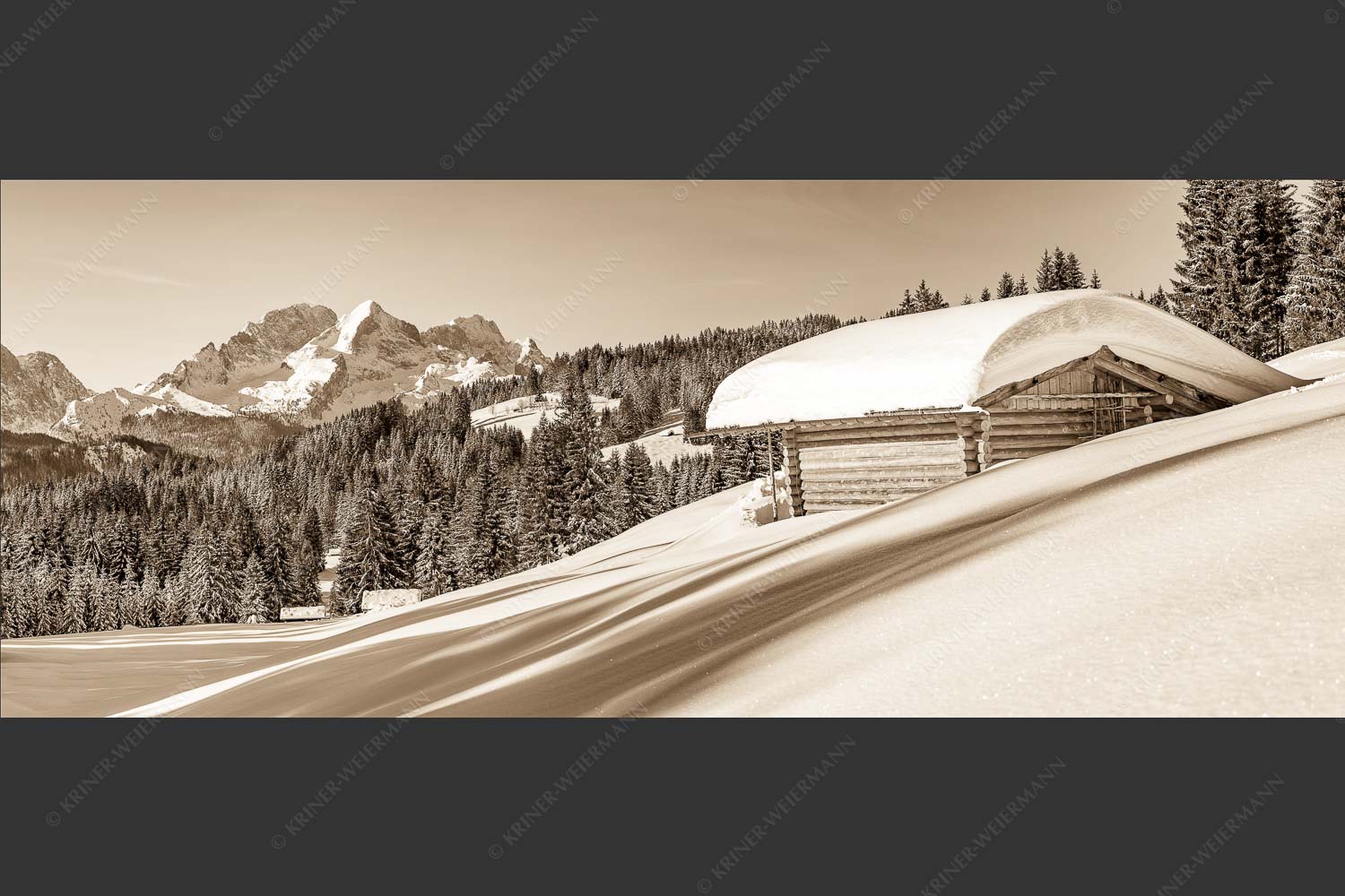 Wiesmahdstadel mit Zugspitzmassiv - Winterwiesmahd Elmau 2,5:1 sepia -- Heustadel im Schnee - mehr Infos bei www.Kriner-Weiermann.de