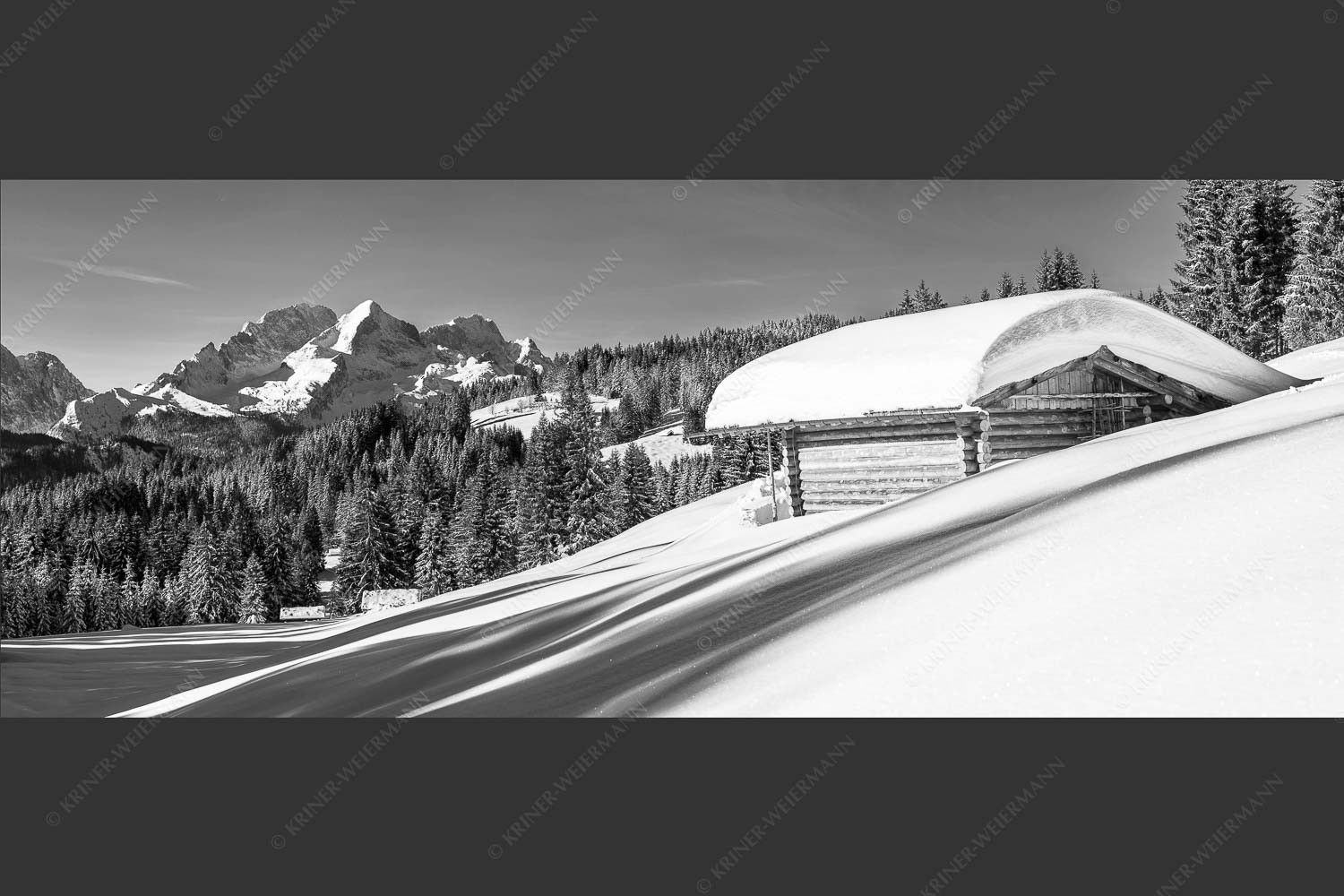Wiesmahdstadel mit Zugspitzmassiv - Winterwiesmahd Elmau 2,5:1 sw -- Heustadel im Schnee - mehr Infos bei www.Kriner-Weiermann.de
