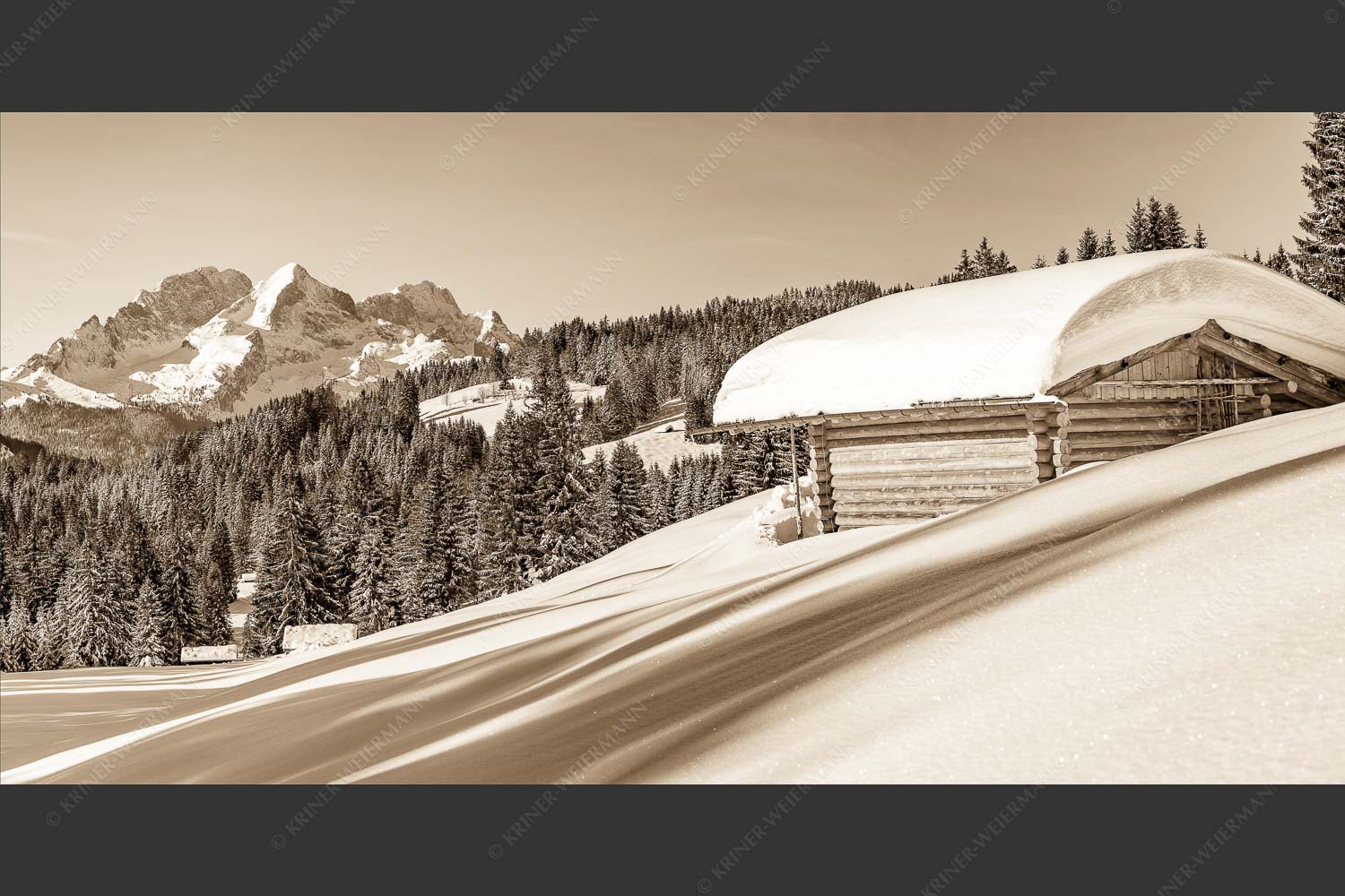 Wiesmahdstadel mit Zugspitzmassiv - Winterwiesmahd Elmau 2:1 sepia -- Heustadel im Schnee - mehr Infos bei www.Kriner-Weiermann.de