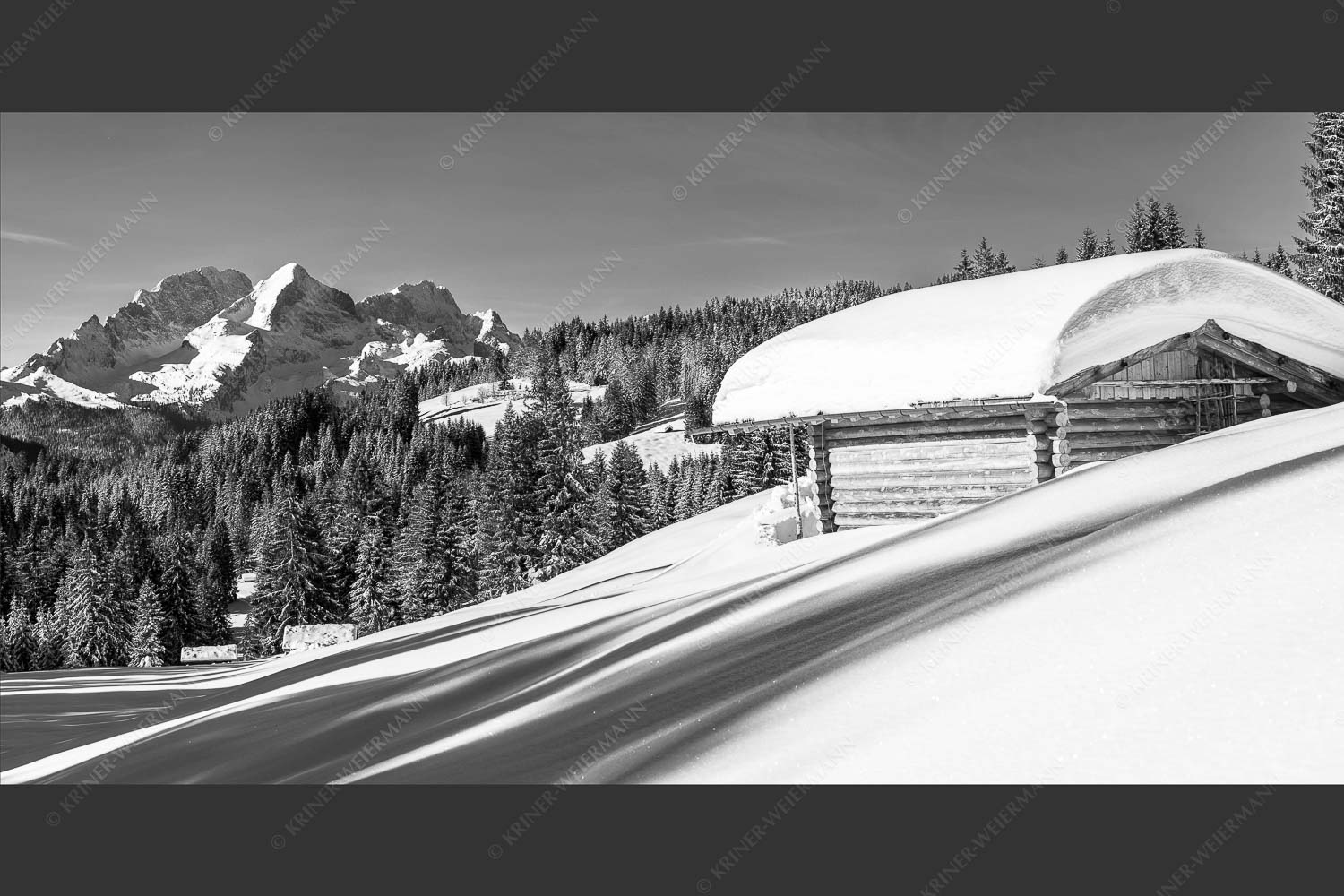 Wiesmahdstadel mit Zugspitzmassiv - Winterwiesmahd Elmau 2:1 sw -- Heustadel im Schnee - mehr Infos bei www.Kriner-Weiermann.de