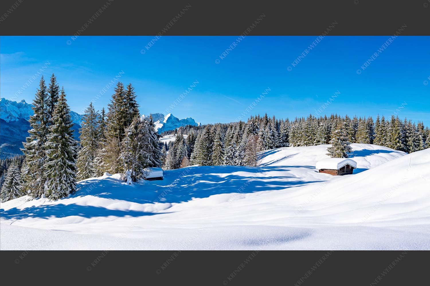 Wiesmahdstadel mit Zugspitzmassiv - Winterwiesmahd Elmau II 2:1  -- Heustadel im Schnee - mehr Infos bei www.Kriner-Weiermann.de