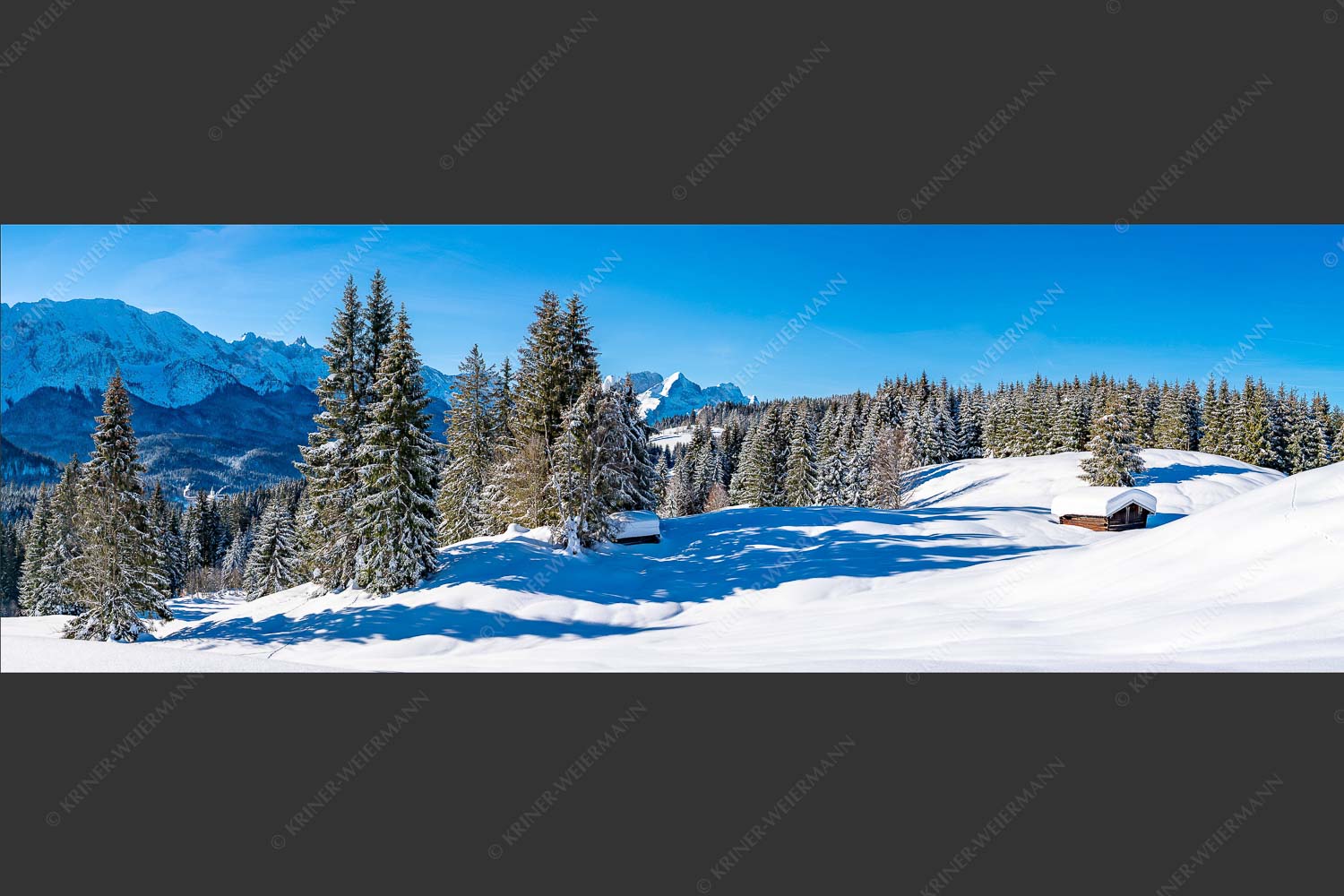 Wiesmahdstadel mit Zugspitzmassiv - Winterwiesmahd Elmau II 3:1  -- Heustadel im Schnee - mehr Infos bei www.Kriner-Weiermann.de