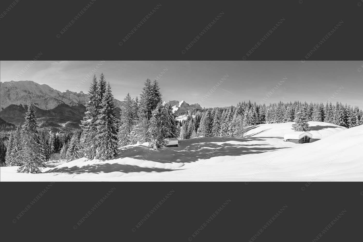 Wiesmahdstadel mit Zugspitzmassiv - Winterwiesmahd Elmau II 3:1 sw -- Heustadel im Schnee - mehr Infos bei www.Kriner-Weiermann.de