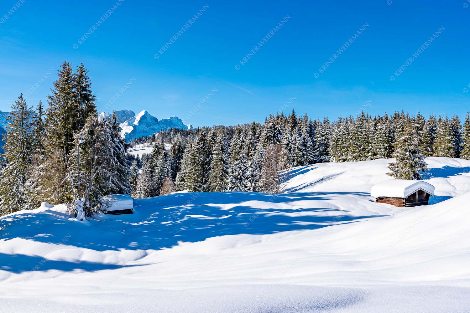 Wiesmahdstadel mit Zugspitzmassiv - Winterwiesmahd Elmau II 3:2  -- Heustadel im Schnee - mehr Infos bei www.Kriner-Weiermann.de