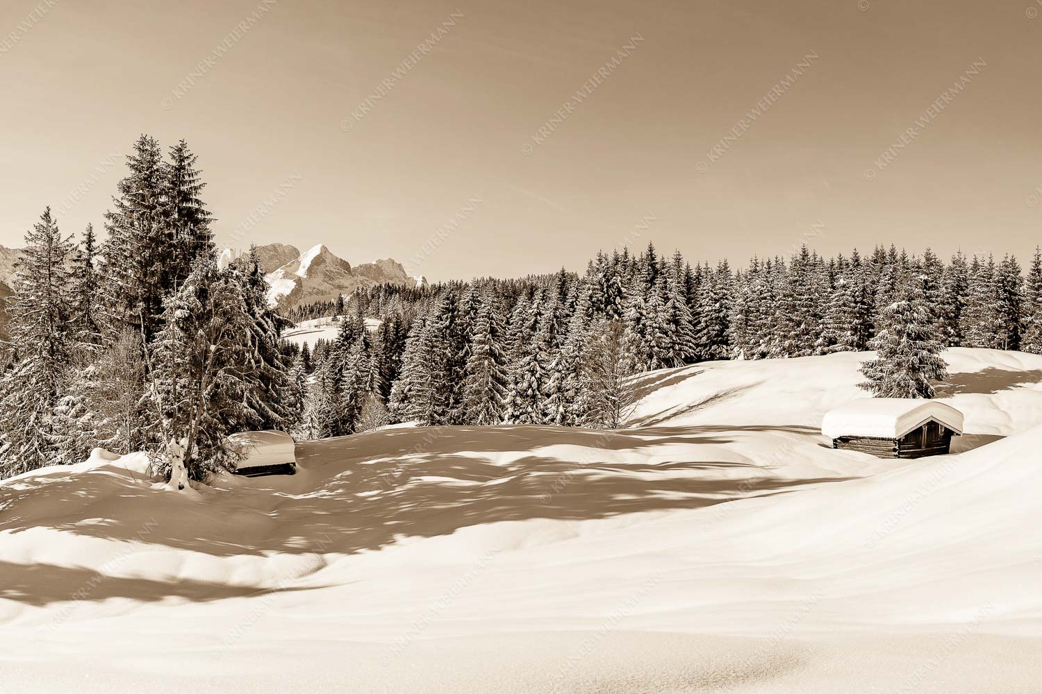 Wiesmahdstadel mit Zugspitzmassiv - Winterwiesmahd Elmau II 3:2 sepia -- Heustadel im Schnee - mehr Infos bei www.Kriner-Weiermann.de