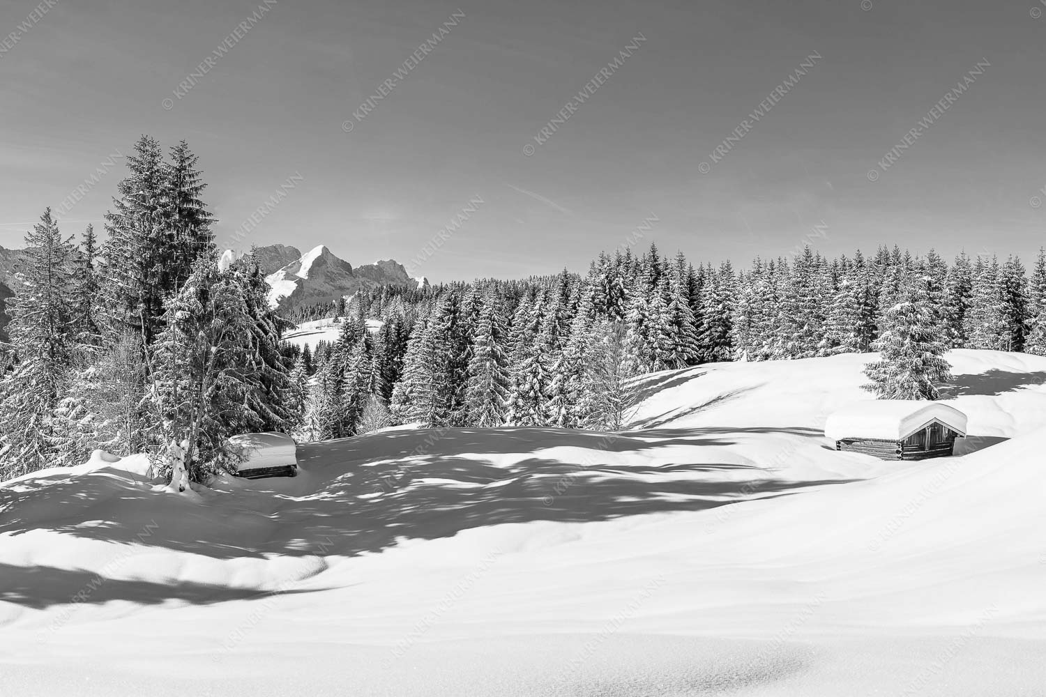 Wiesmahdstadel mit Zugspitzmassiv - Winterwiesmahd Elmau II 3:2 sw -- Heustadel im Schnee - mehr Infos bei www.Kriner-Weiermann.de