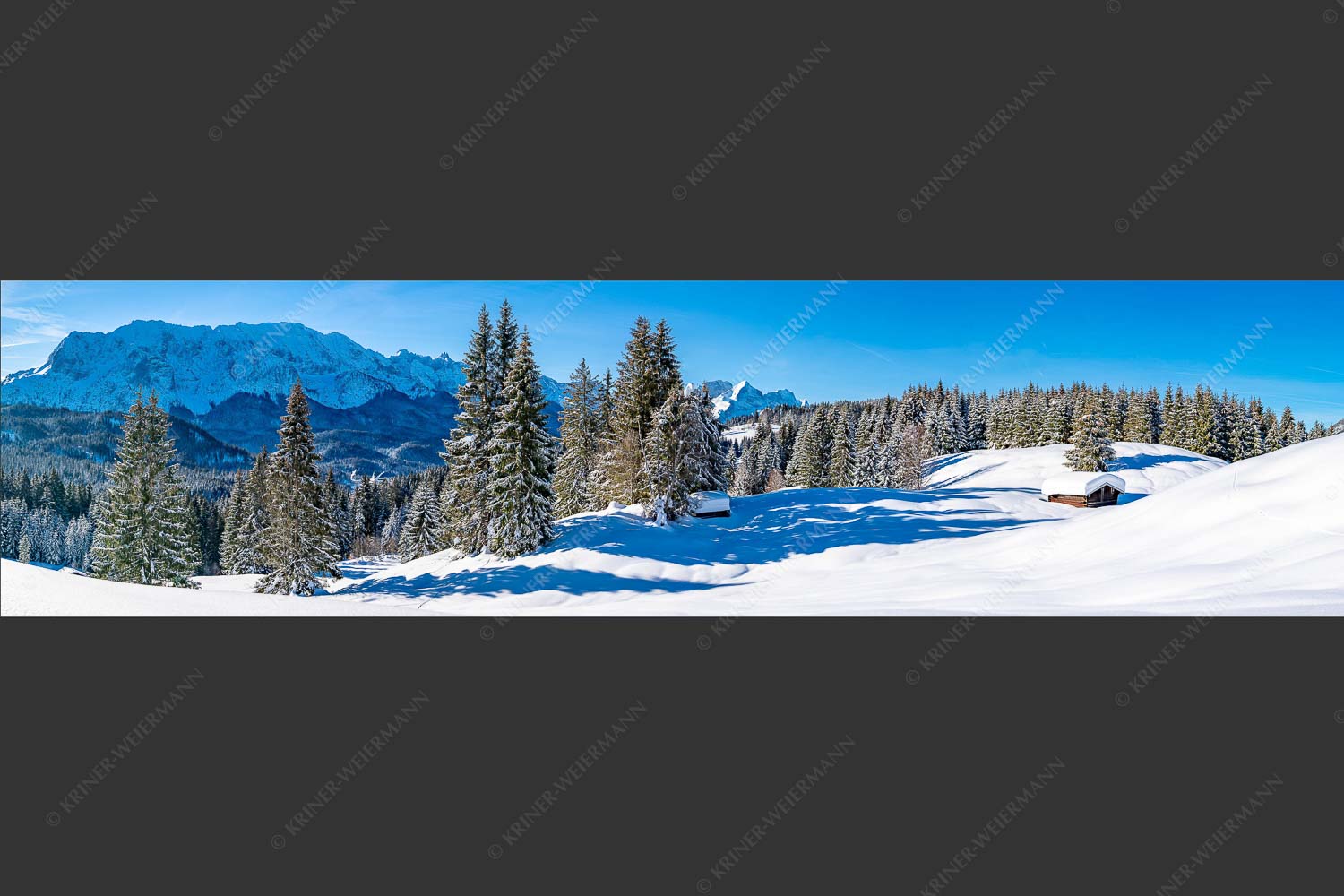 Wiesmahdstadel mit Zugspitzmassiv - Winterwiesmahd Elmau II 4:1  -- Heustadel im Schnee - mehr Infos bei www.Kriner-Weiermann.de