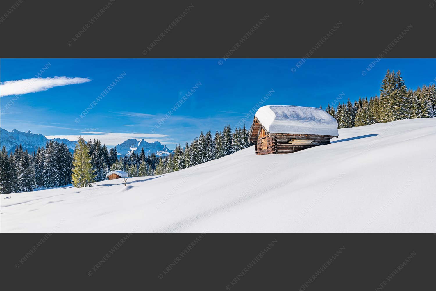 Wiesmahdstadel mit Zugspitzmassiv - Winterwiesmahd Elmau III 2,5:1  -- Heustadel im Schnee - mehr Infos bei www.Kriner-Weiermann.de