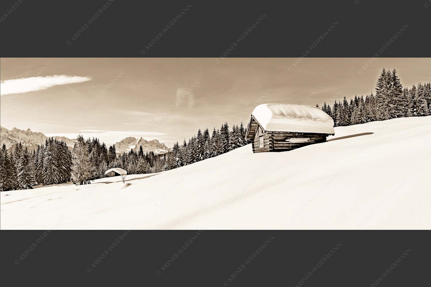 Wiesmahdstadel mit Zugspitzmassiv - Winterwiesmahd Elmau III 2,5:1 sepia -- Heustadel im Schnee - mehr Infos bei www.Kriner-Weiermann.de