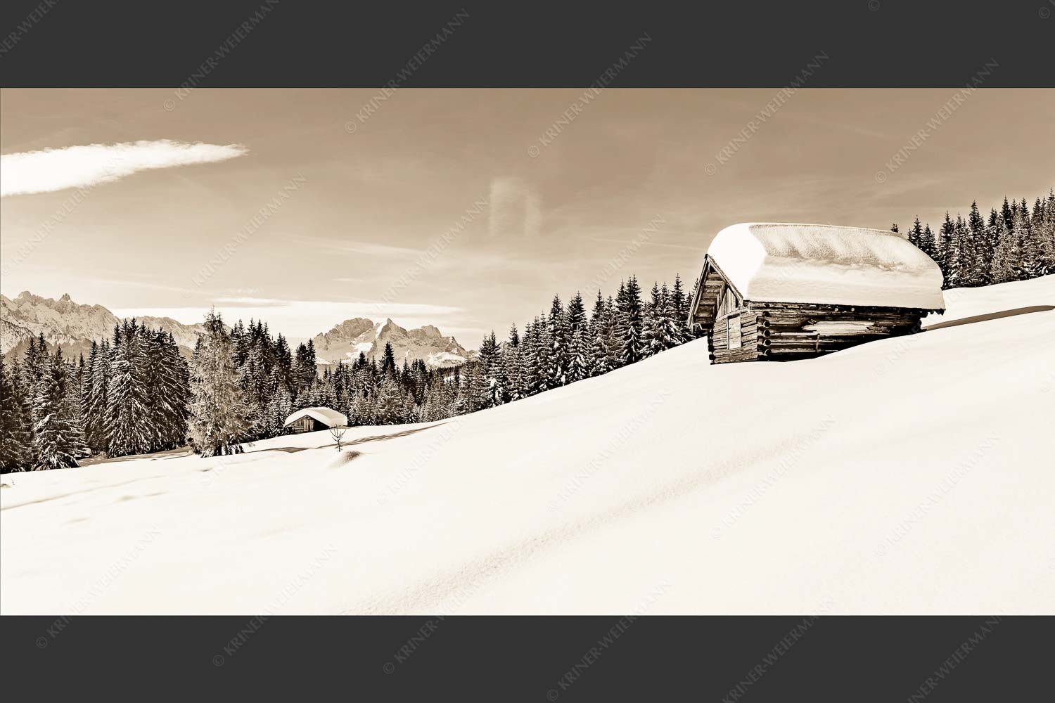 Wiesmahdstadel mit Zugspitzmassiv - Winterwiesmahd Elmau III 2:1 sepia -- Heustadel im Schnee - mehr Infos bei www.Kriner-Weiermann.de