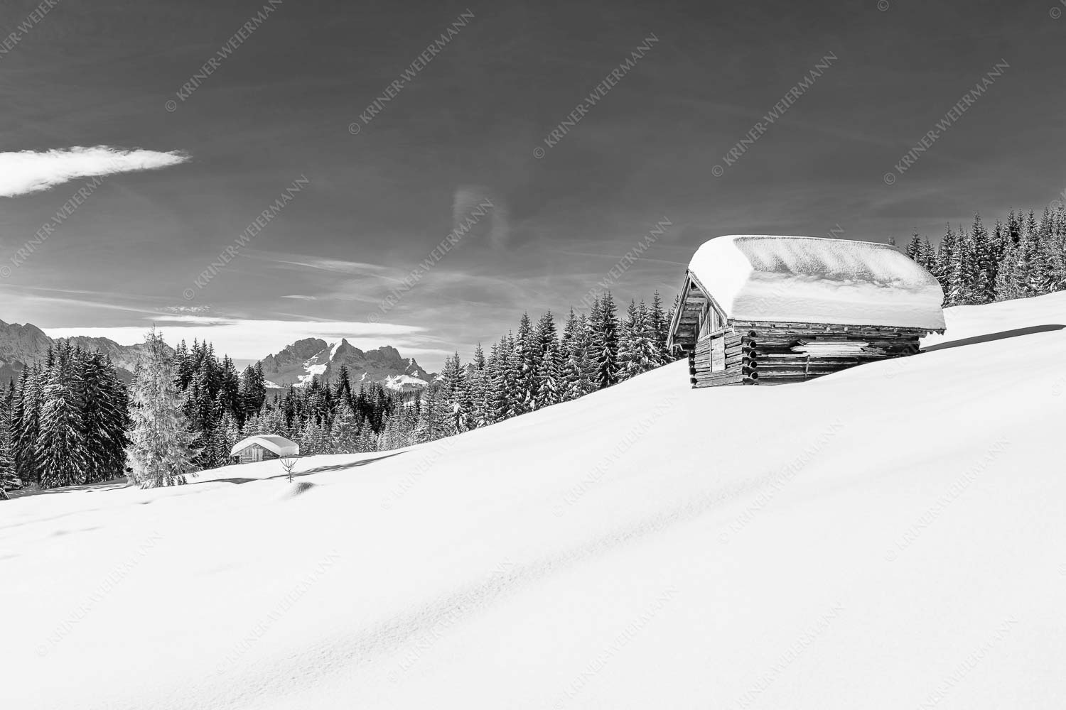 Wiesmahdstadel mit Zugspitzmassiv - Winterwiesmahd Elmau III 3:2 sw -- Heustadel im Schnee - mehr Infos bei www.Kriner-Weiermann.de