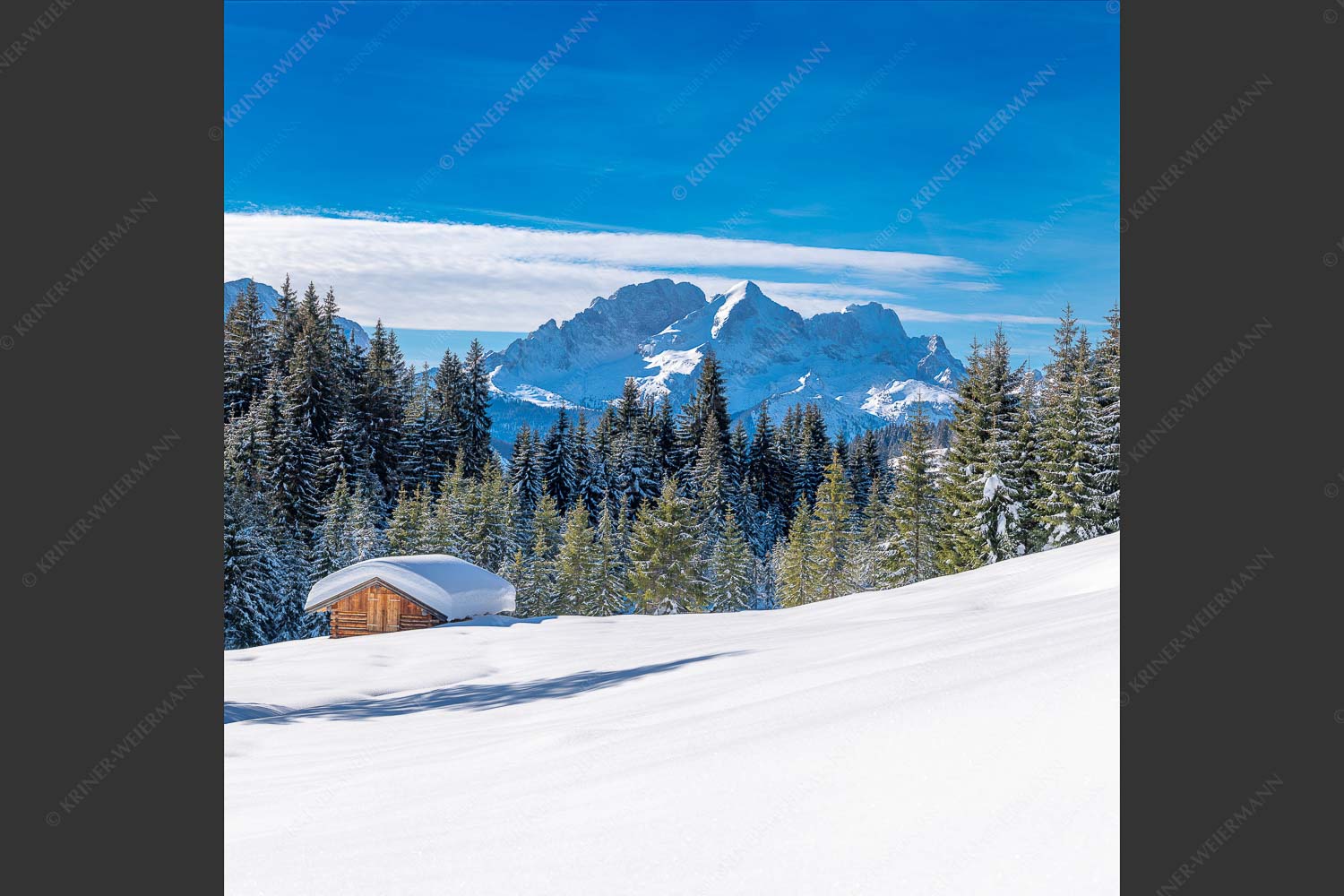 Wiesmahdstadel mit Zugspitzmassiv - Winterwiesmahd Elmau IV 1:1  -- Heustadel Alpspitze Zugspitze Schnee - mehr Infos bei www.Kriner-Weiermann.de
