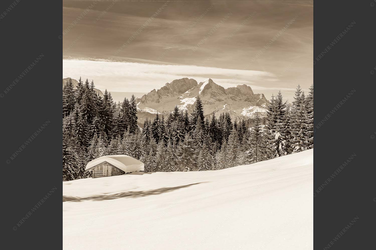 Wiesmahdstadel mit Zugspitzmassiv - Winterwiesmahd Elmau IV 1:1 sepia -- Heustadel Alpspitze Zugspitze Schnee - mehr Infos bei www.Kriner-Weiermann.de