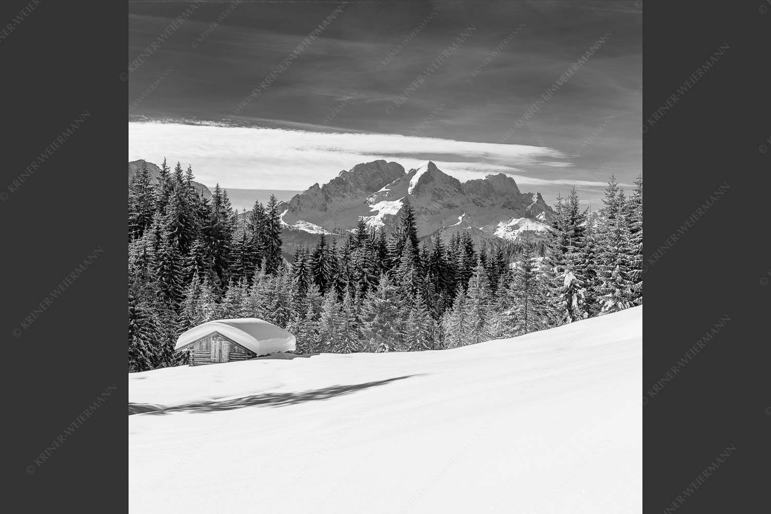 Wiesmahdstadel mit Zugspitzmassiv - Winterwiesmahd Elmau IV 1:1 sw -- Heustadel Alpspitze Zugspitze Schnee - mehr Infos bei www.Kriner-Weiermann.de
